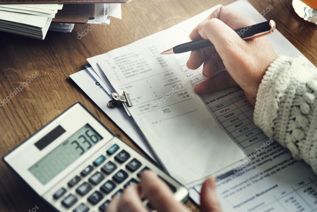 Persona che controlla il proprio piano di rientro finanziario