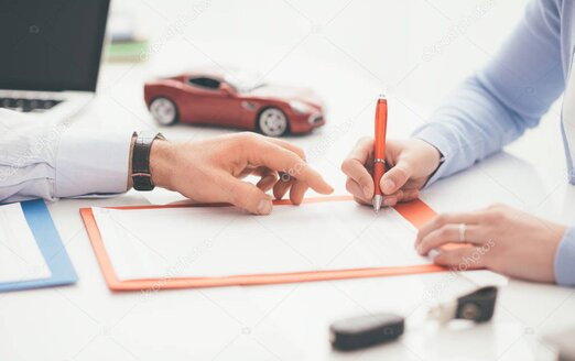 Consulente che illustra una polizza auto a un cliente