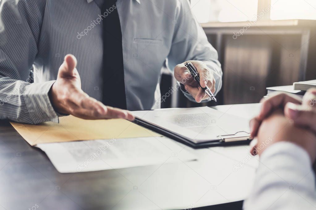 Mediatore che guida un incontro di conciliazione tra due parti sedute al tavolo
