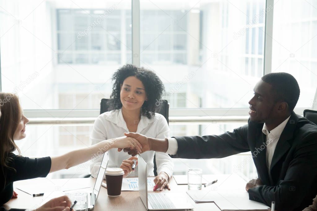 Incontro di conciliazione tra più persone sedute a un tavolo