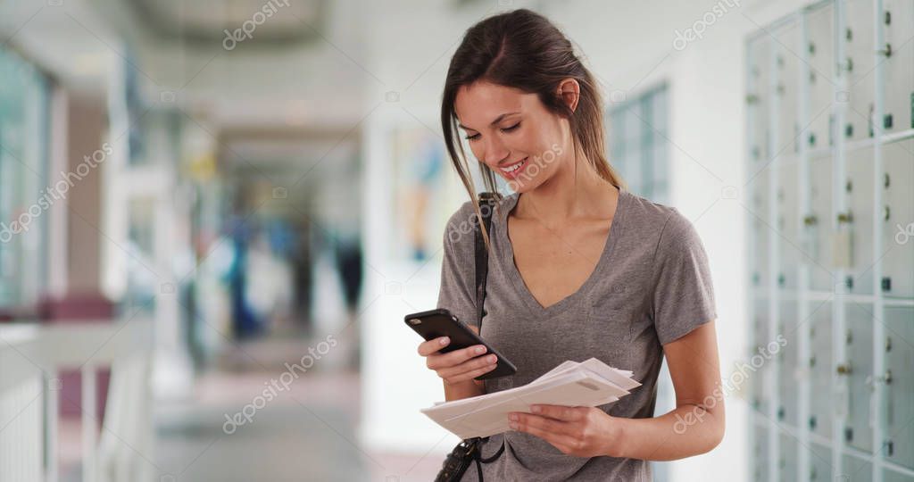 Operatore che gestisce bollette e spedizioni allo sportello postale