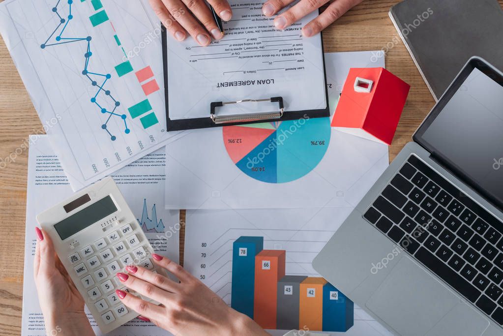 Consulente finanziario che spiega un piano di prestito a un cliente