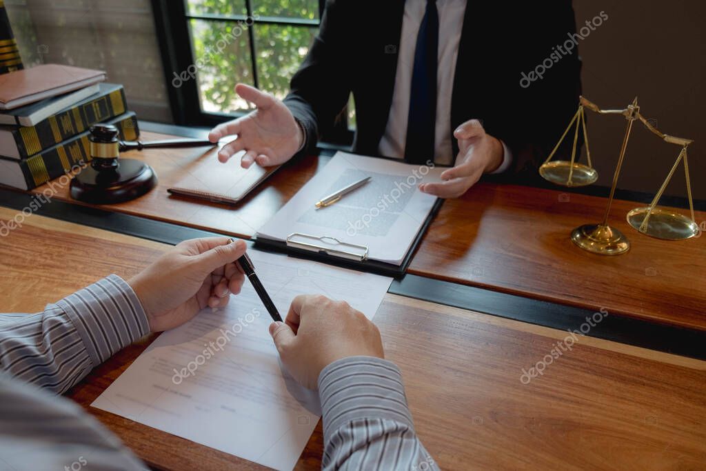 Consulente che conduce un incontro di consulenza finanziaria e conciliazione