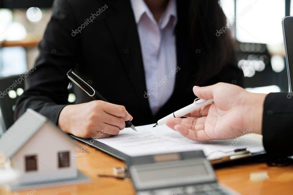 Consulente finanziario che presenta un piano di rimborso a un cliente