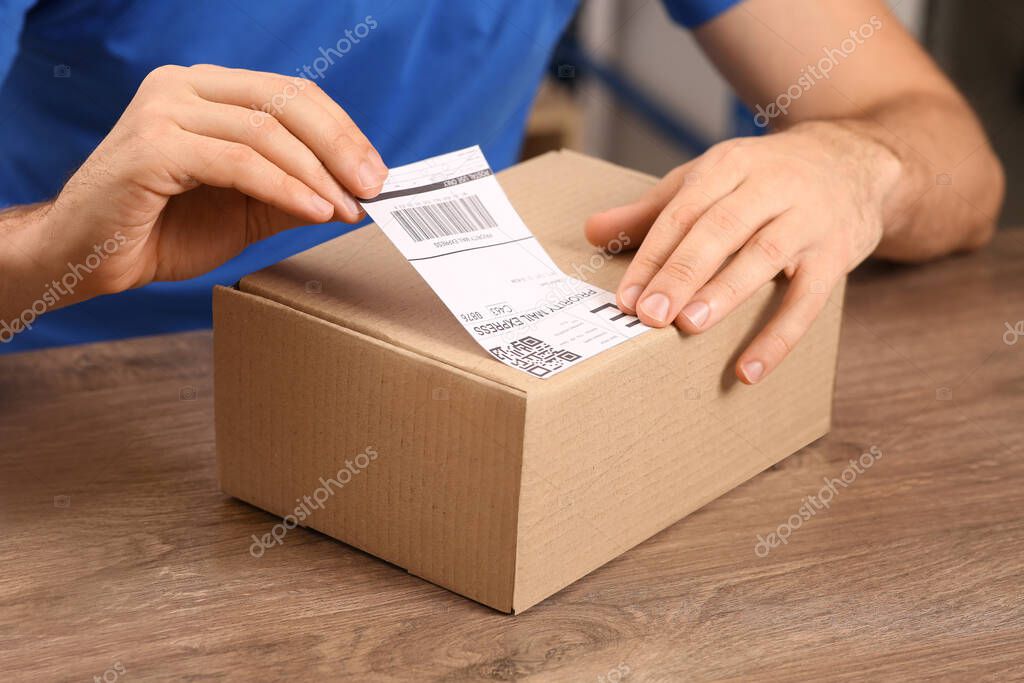 Operatore che prepara un pacco per la spedizione